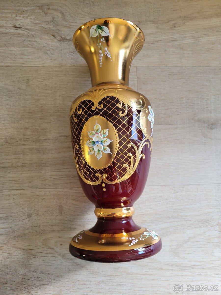 Nádherná červená váza