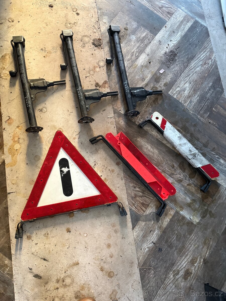 Výstražný trojuhelník a hever Mercedes
