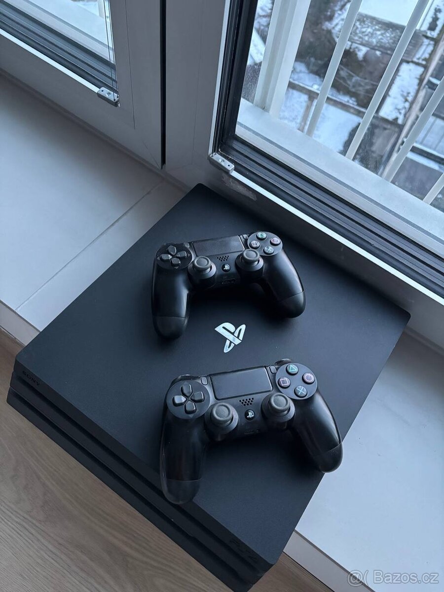 PlayStation 4 Pro 1TB + 2 ovladače