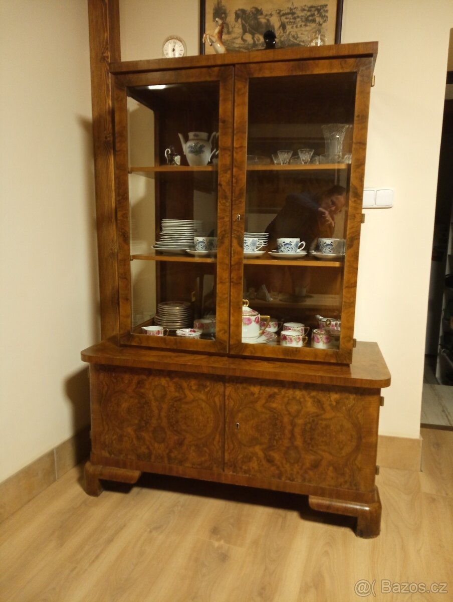 Prodám skleněnou vitrínu