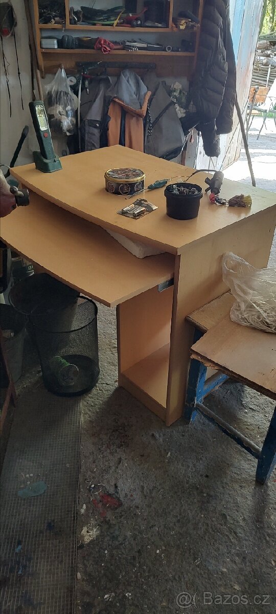 Stůl k PC , k počítači do garáže