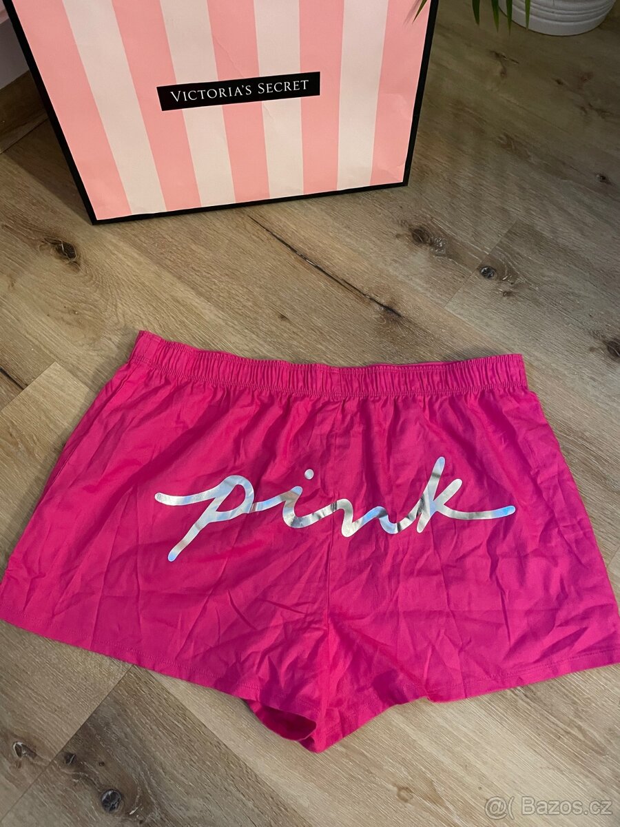 Nové růžové kraťasy PINK od Victoria's Secret s nápisem