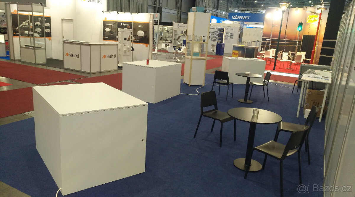 Stoly skříňky boxy koberec stojan - z expozice