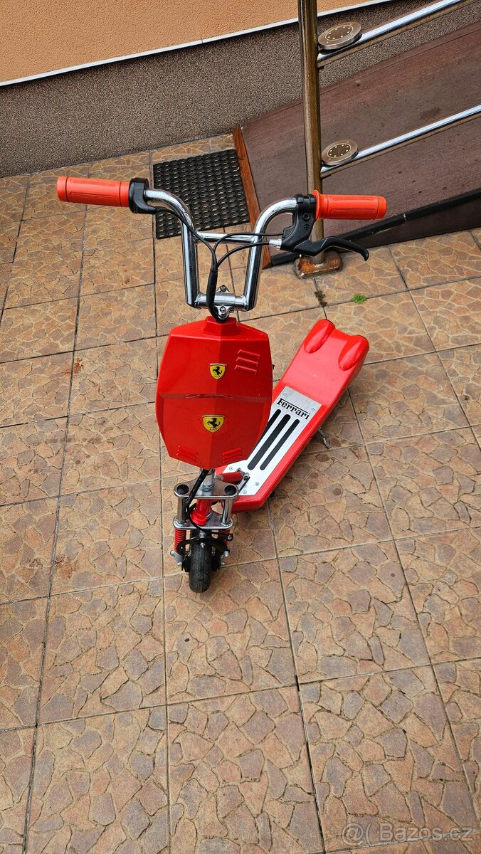 Elektrokoloběžka  Ferrari
