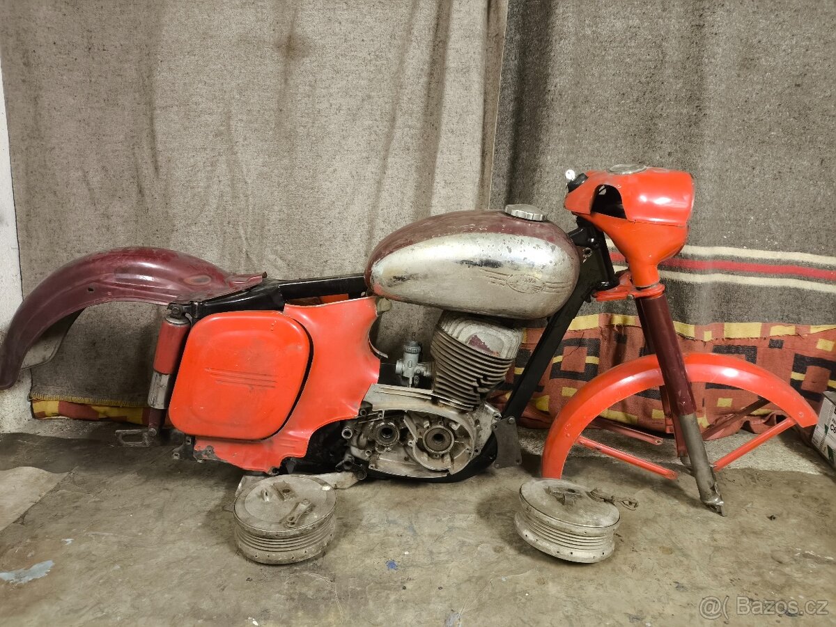 Doklady jawa 559