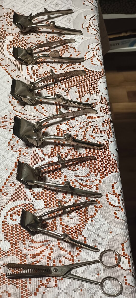 Staré kadeřnické nůžky.