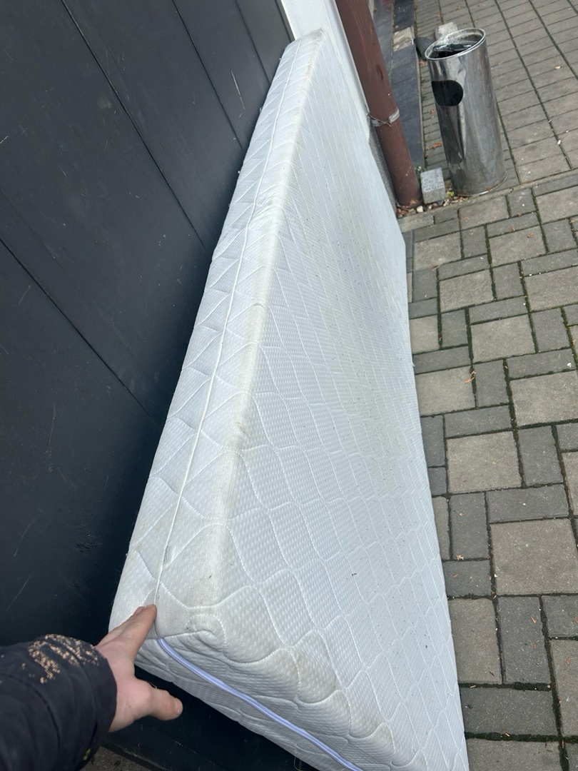 Prodáme dřevěnou postel – skvělý stav 🛏️✨