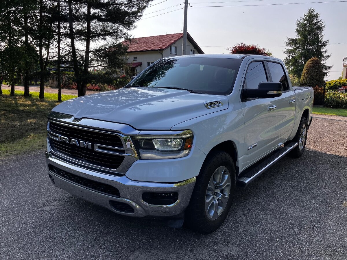 Dodge Ram 1500 5.7 V8 HEMI - 4x4 - RAM BOXY - NEBOURANÝ