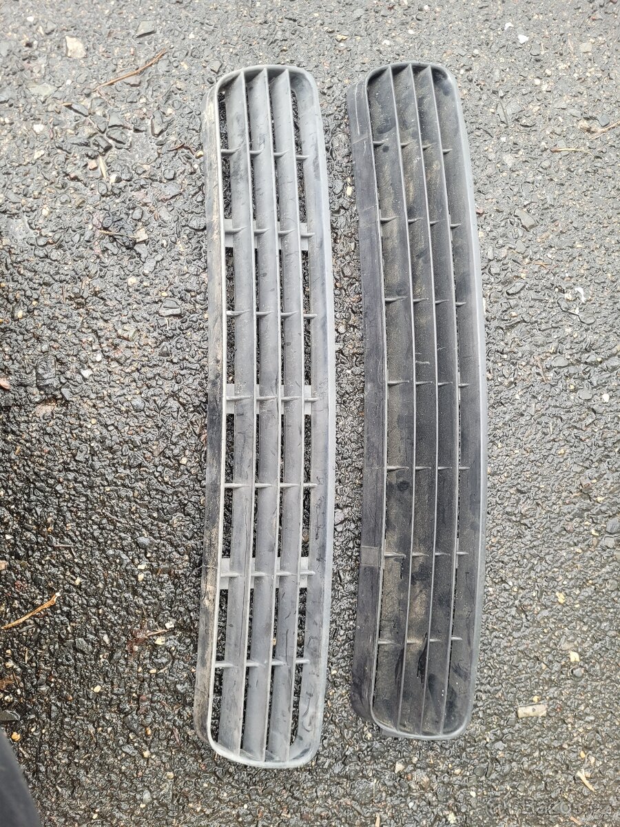 Audi 80 B4 středová mřížka nárazníku