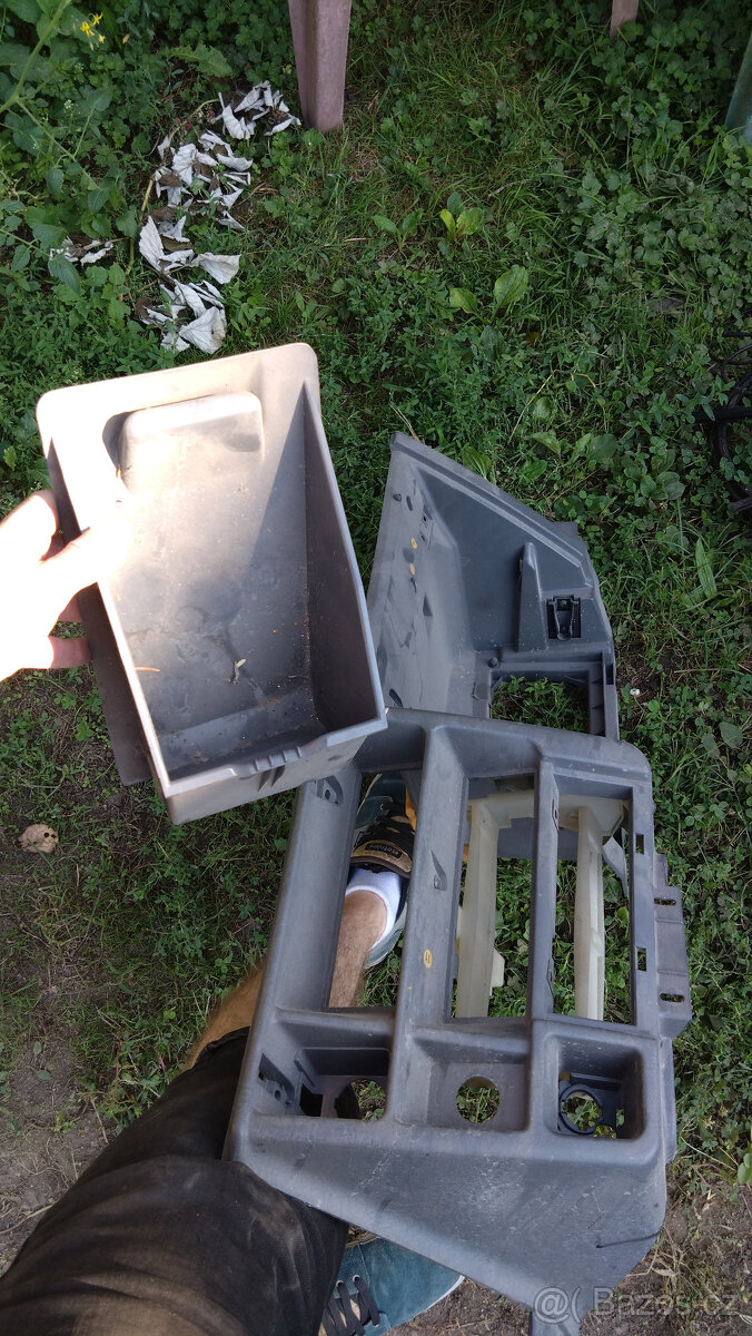 Spodek palubovky a krabice interiér plastů Ford Sierra Mk2