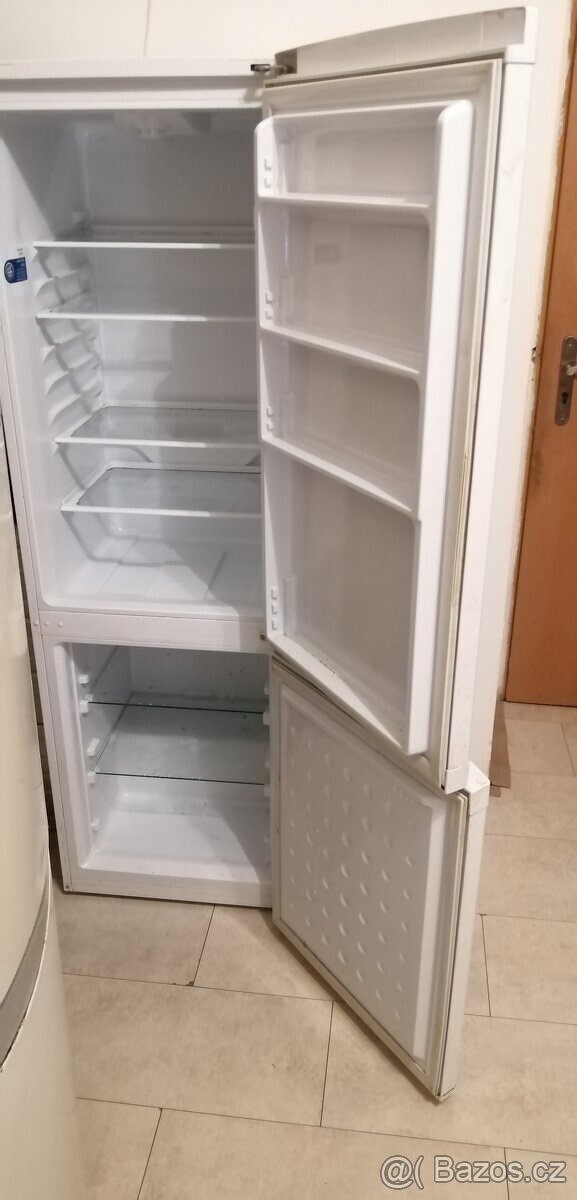 KOMBYNOVANA LEDNICE S MRAZAKEM BEKO