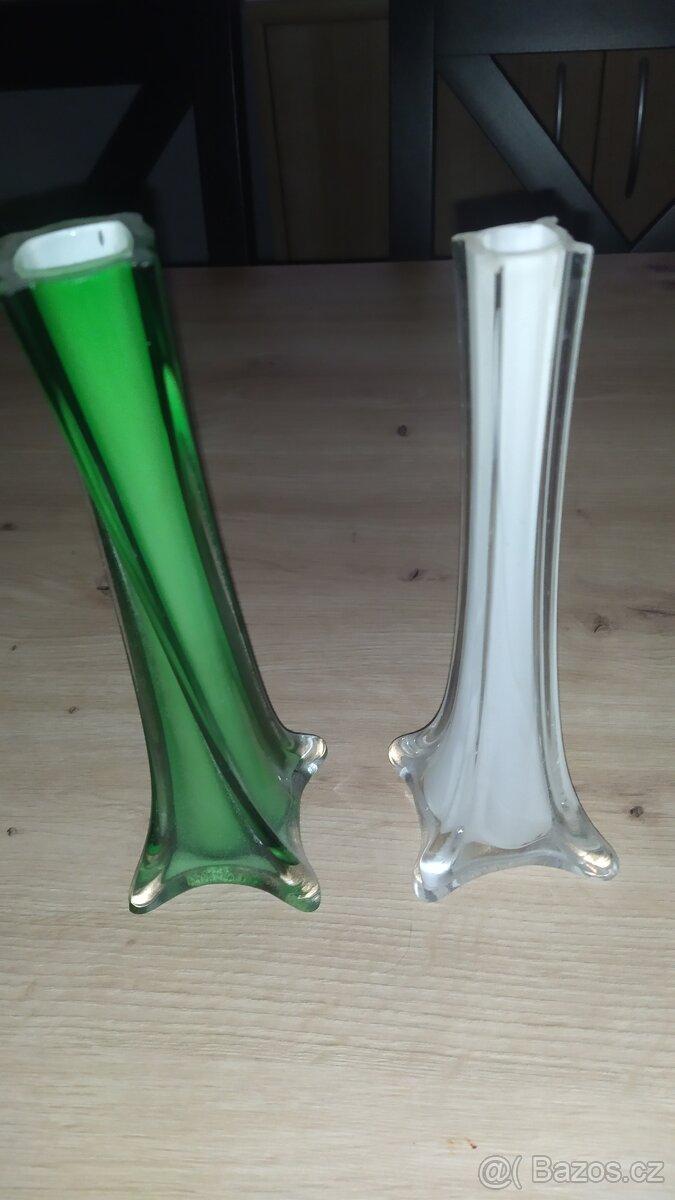 Skleněné zatočené vázičky