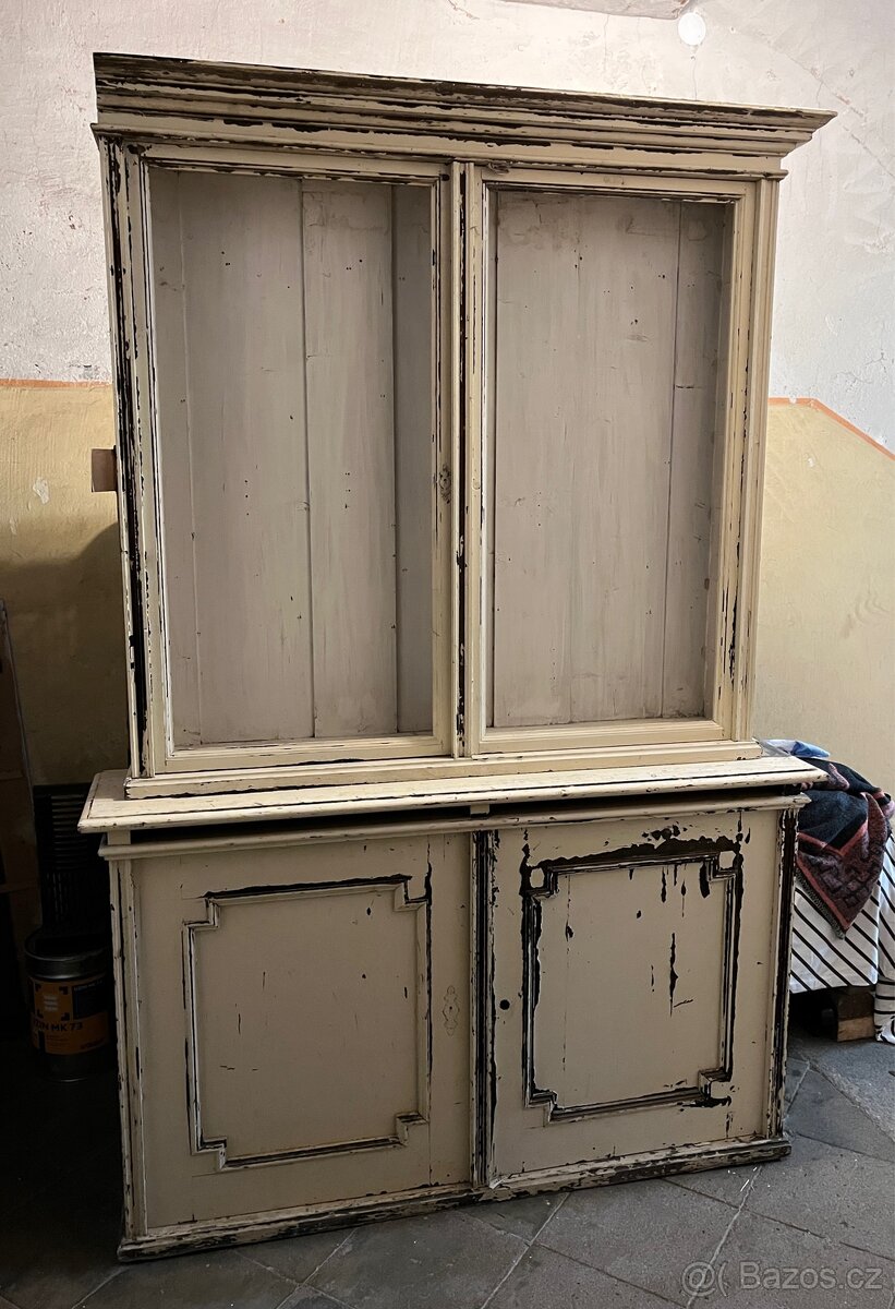 Školní vitrina, skleník nebo knihovna