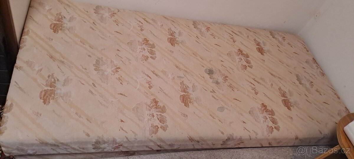 Válenda s úložným prostorem