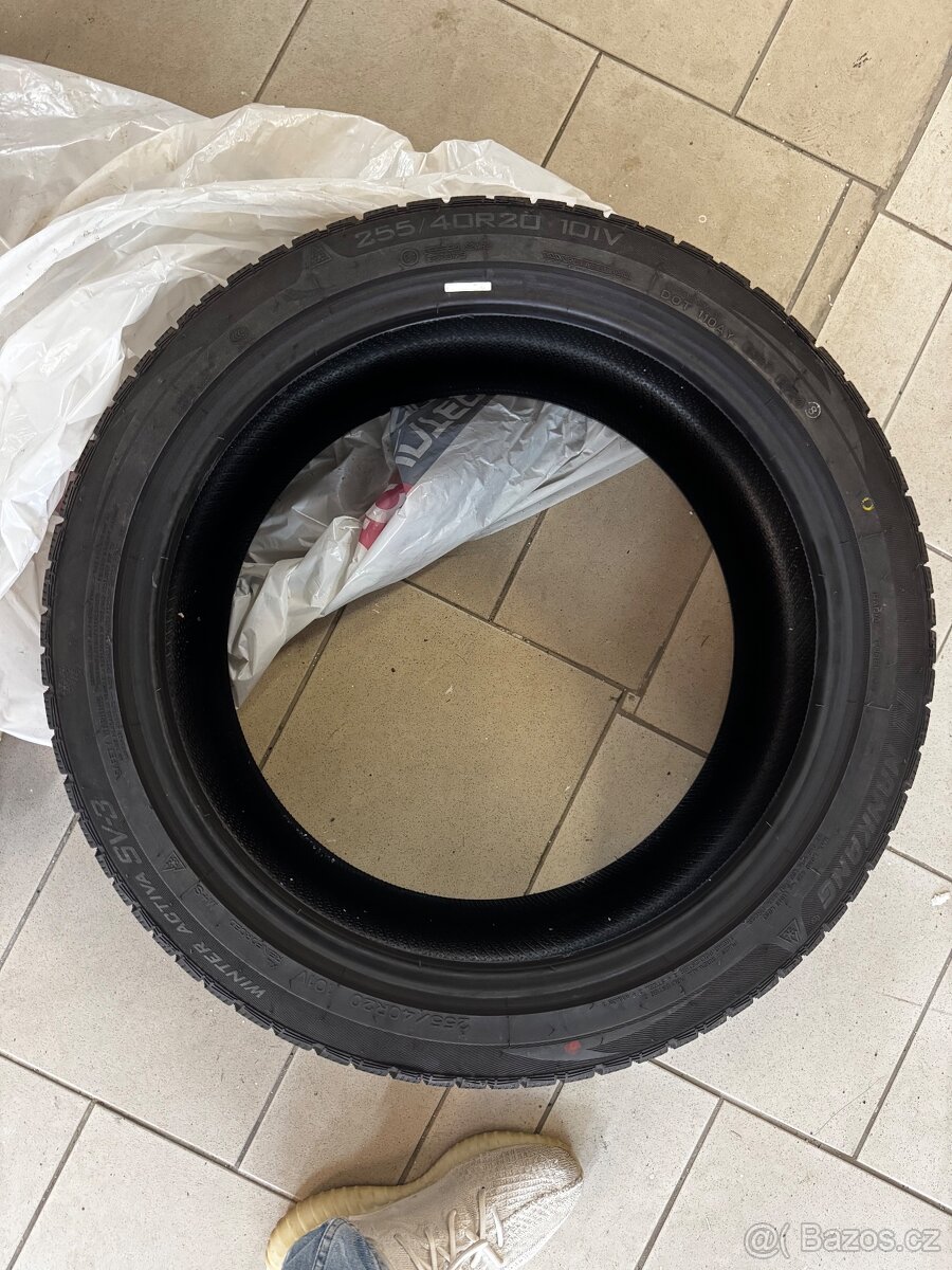 gumy 255/40R20 3ks