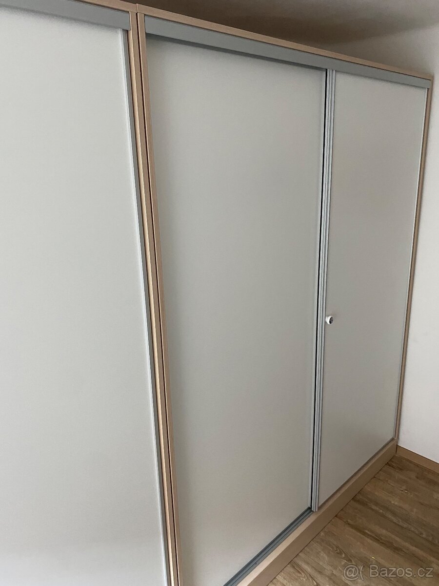 Kvalitní šatní skříň š:175 v:220 h:60