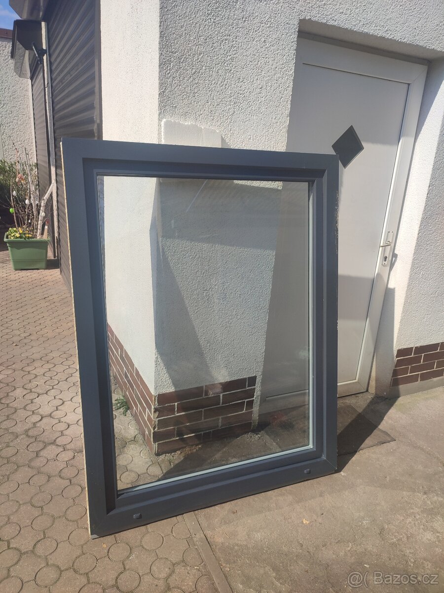 Značkové plastové okno antracit, bílá