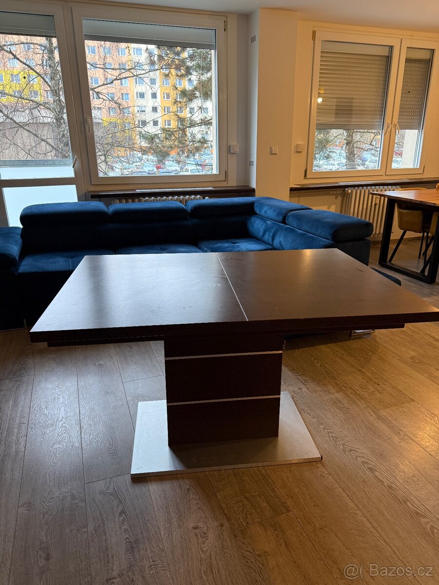 Rozkládací jídelní stůl