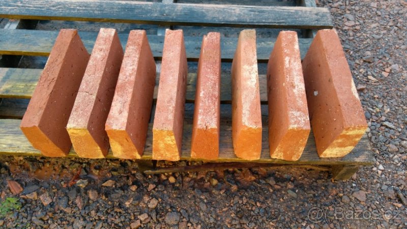 Staré klenbové cihly