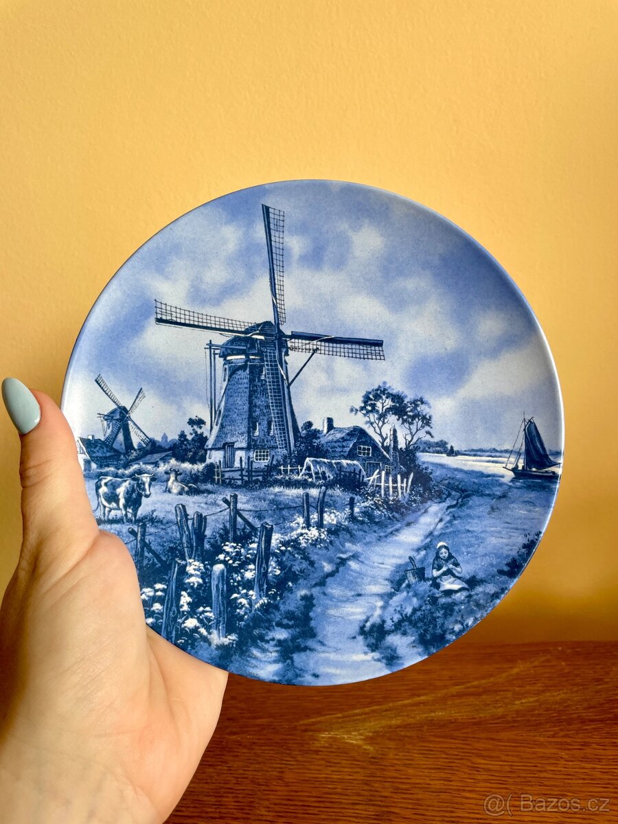 Ozdobný závěsný talířek s motivy větrných mlýnů