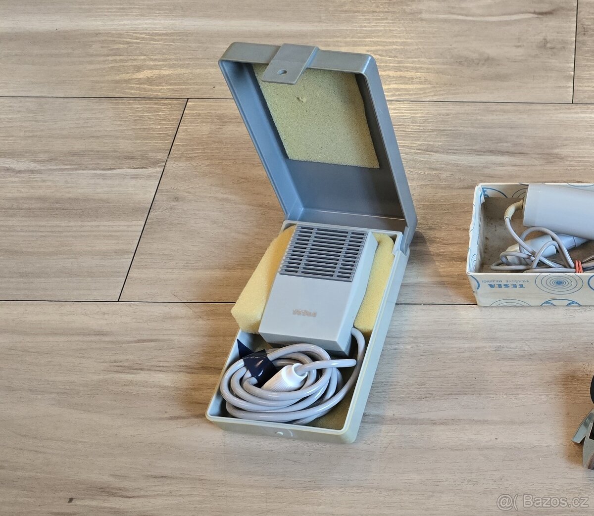 Starý mikrofon Tesla AMD106