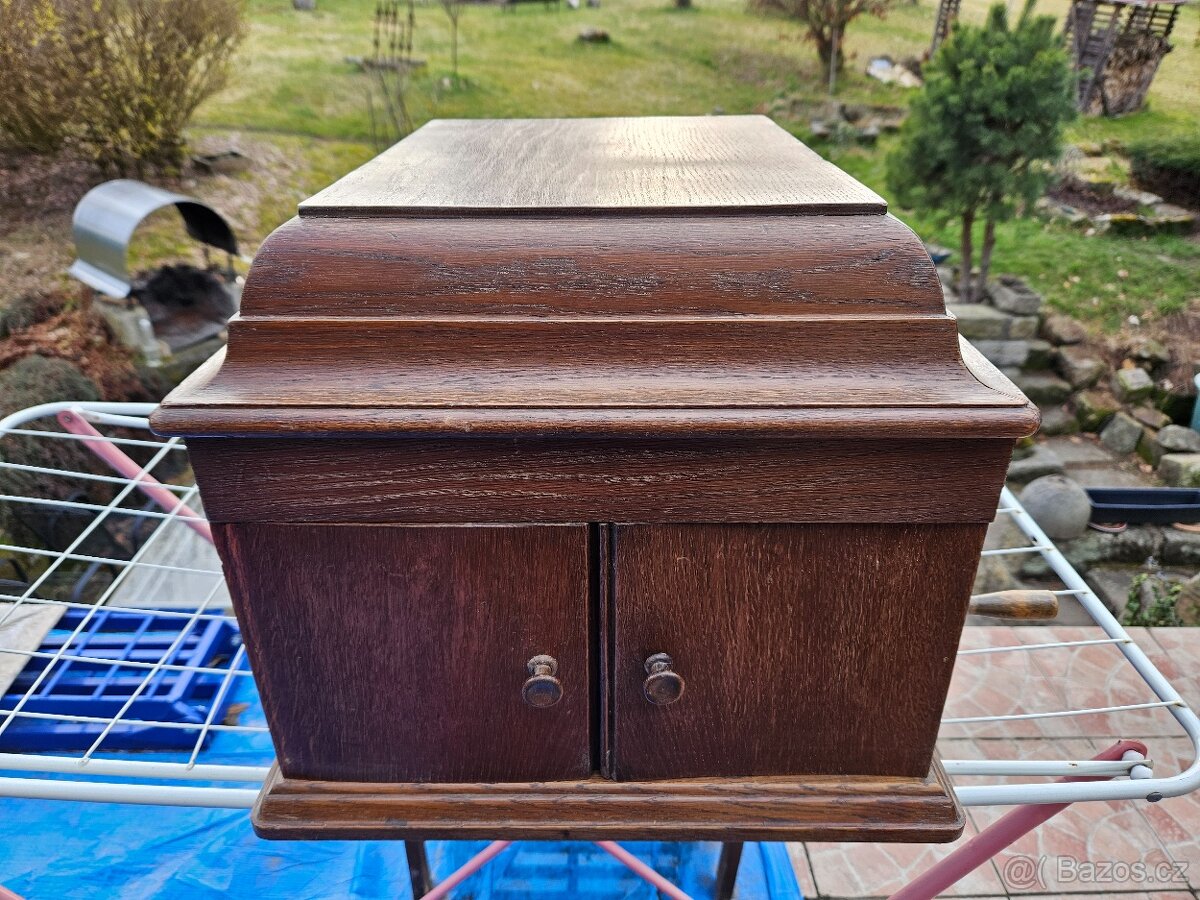 Starý stolní gramofon na kliku.