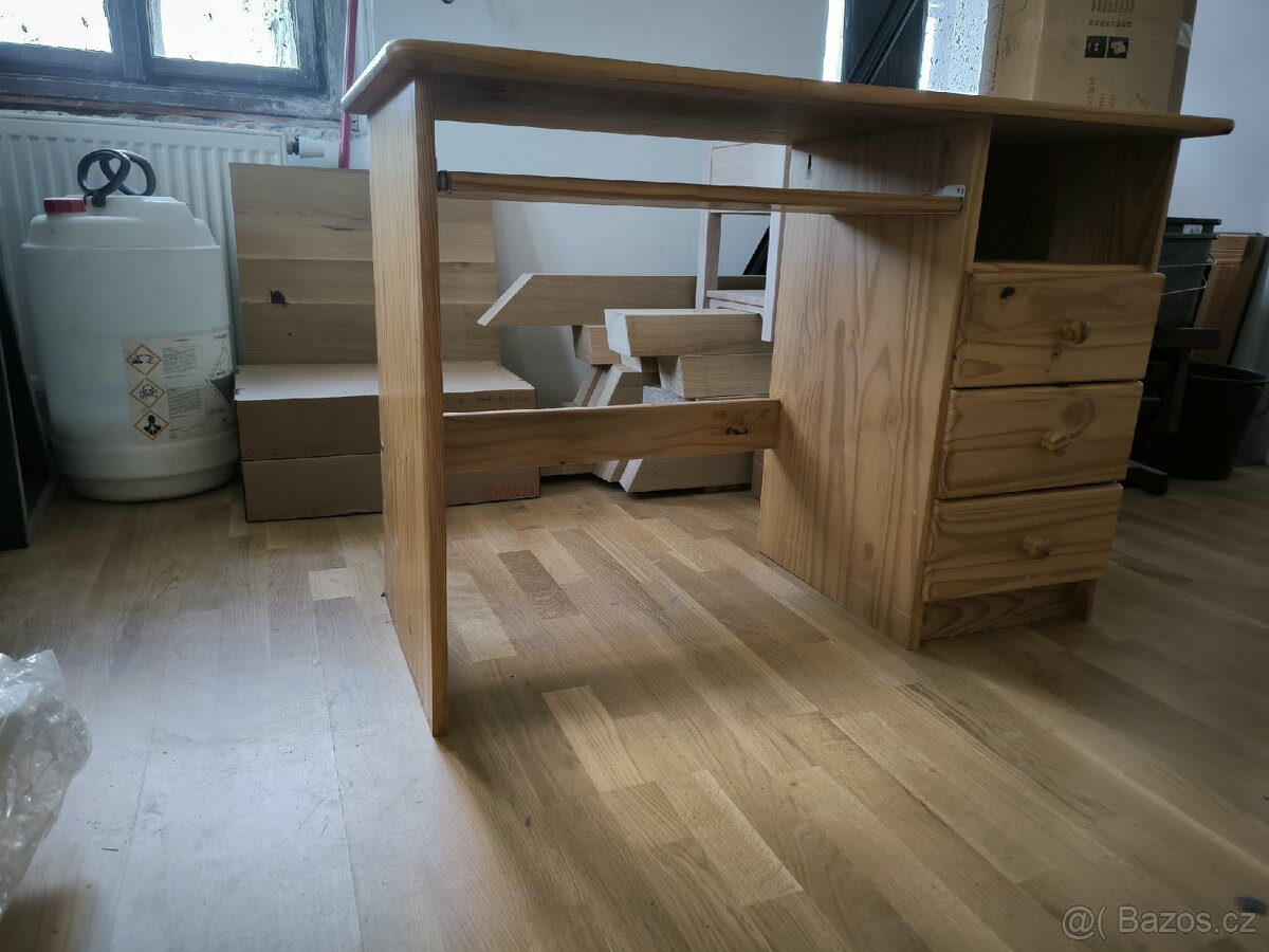 Pracovní stůl