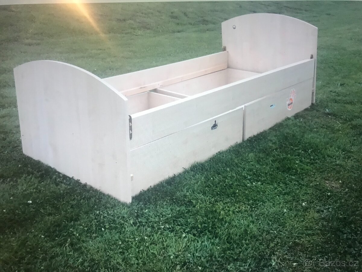Standardní postel s úložnym prostorem