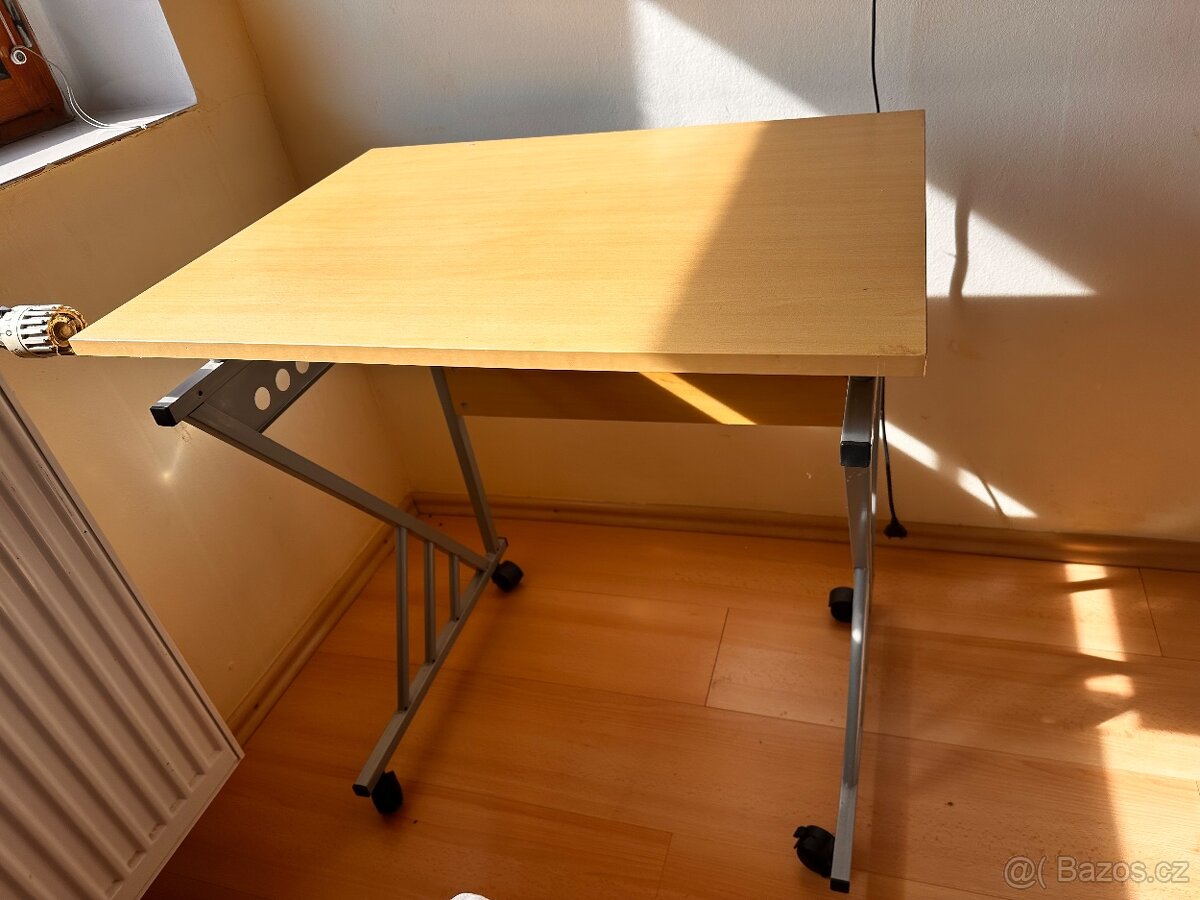 Maly pracovni stul na koleckach