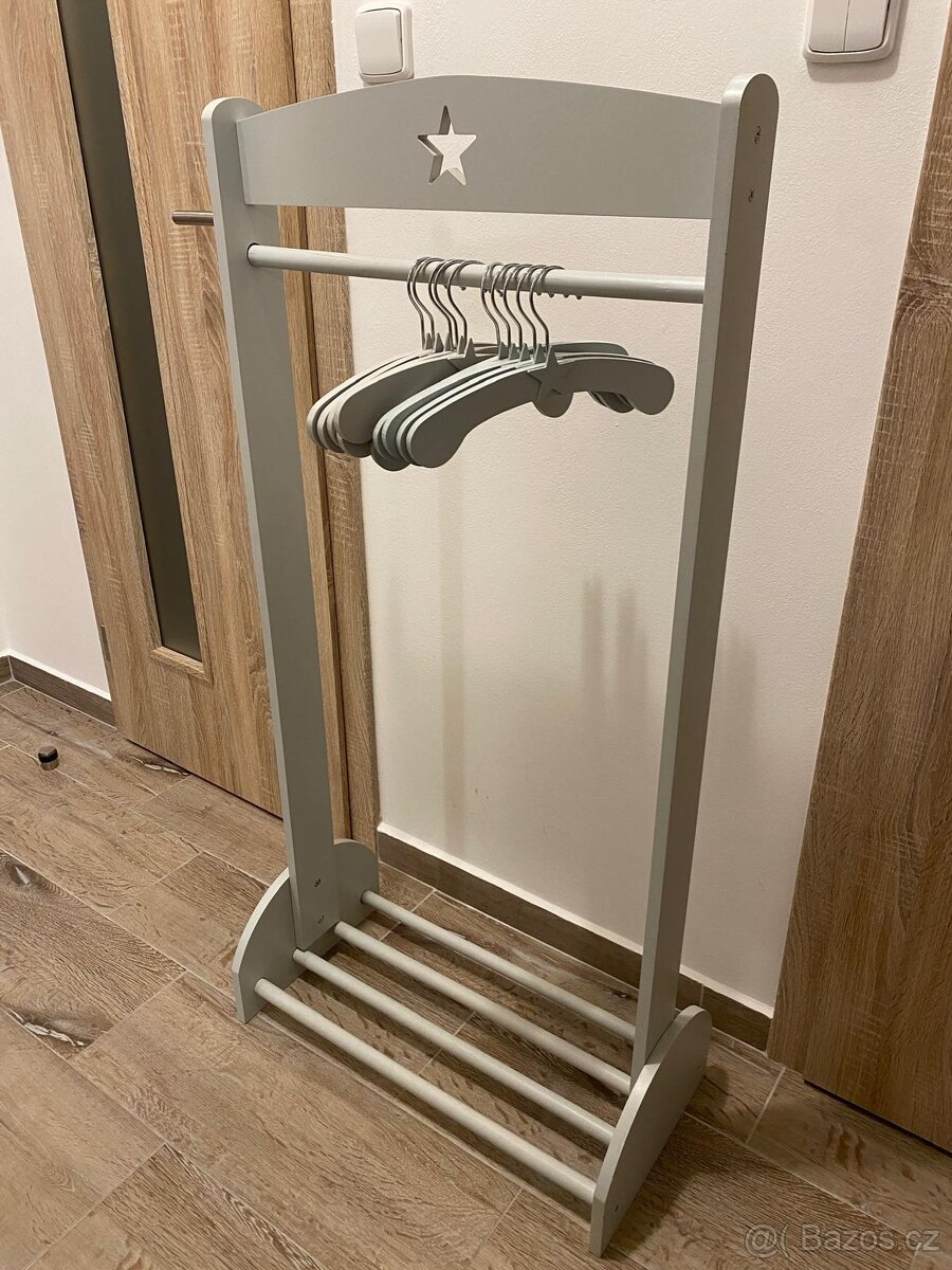 Dětský stojanový věšák na oblečení