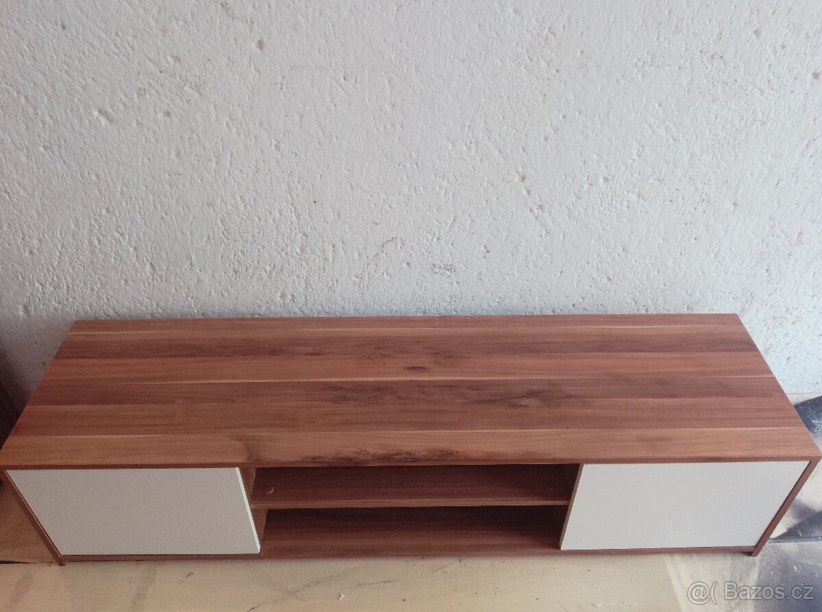 Stolek pod TV