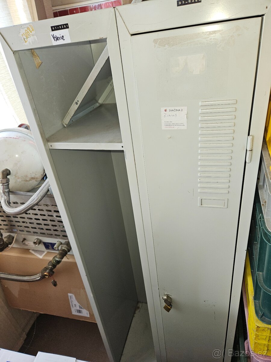 Kovová šatní skříň do práce nebo na zahradu
