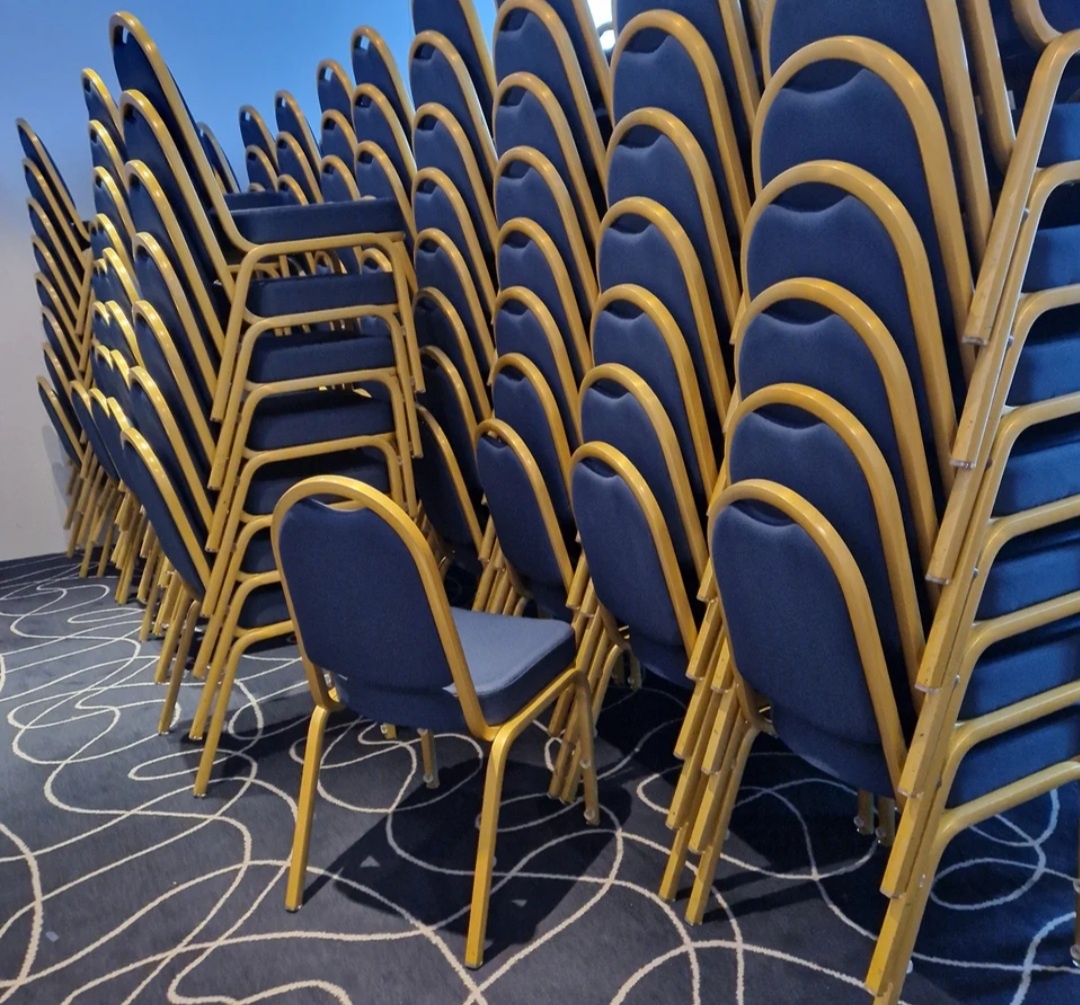 300x stohovatelné konferenční židle