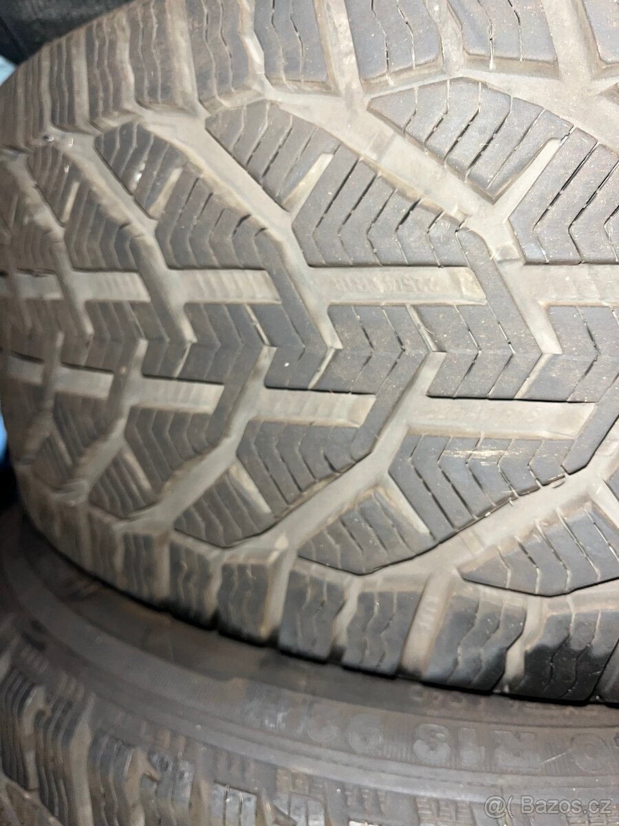 Zimní pneu 225/40R18