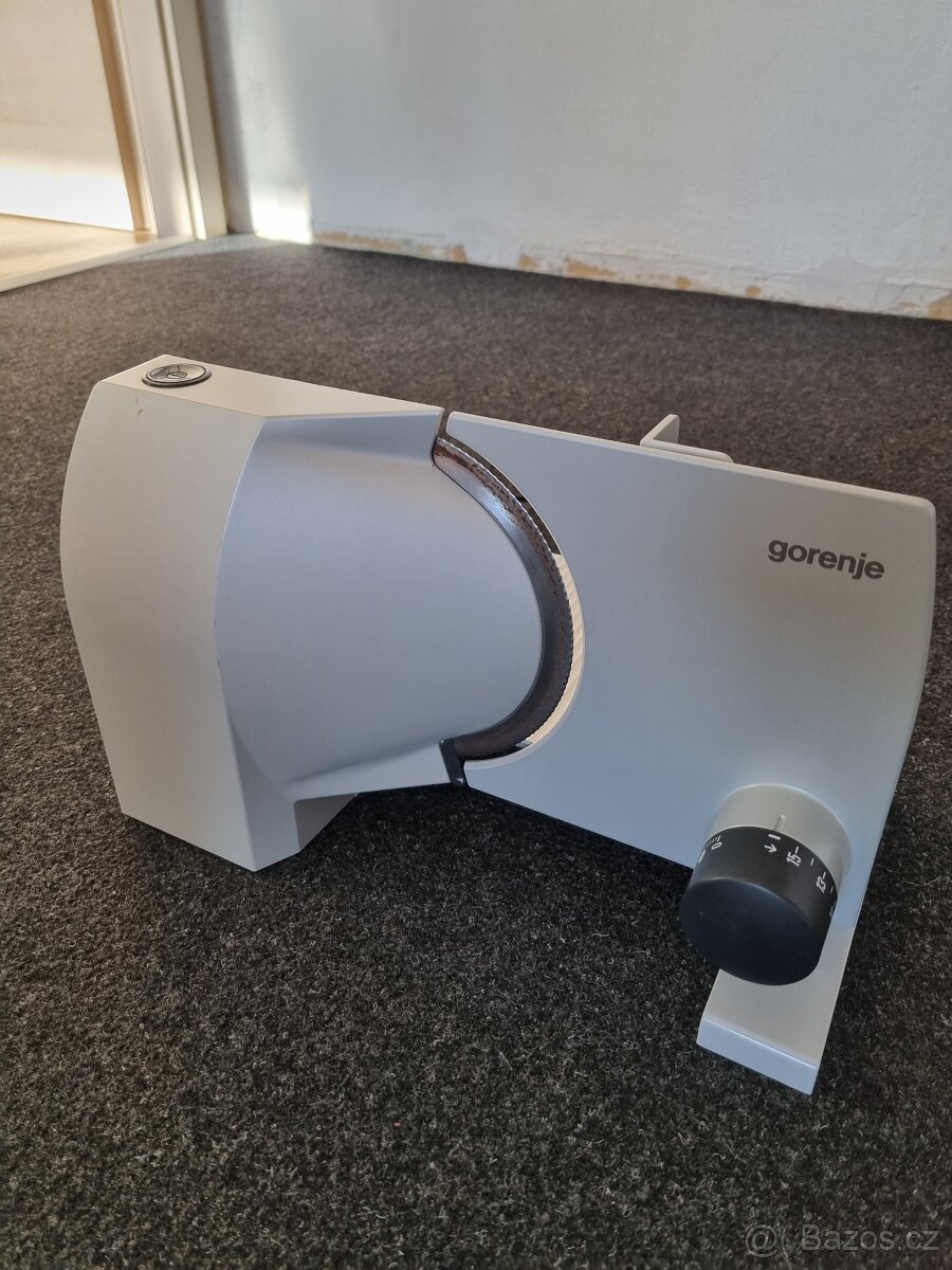 Prodám elektrický kráječ chleba