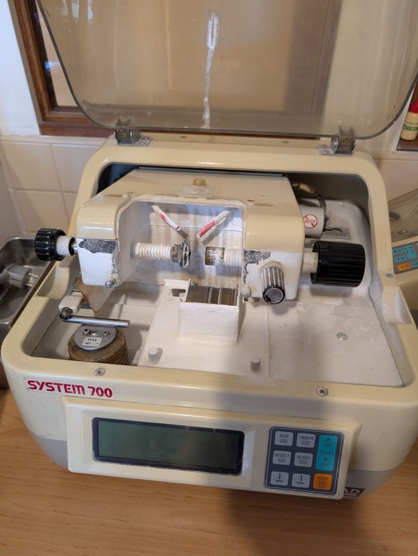 Kompletní brusírna brýlových čoček Takubomatic