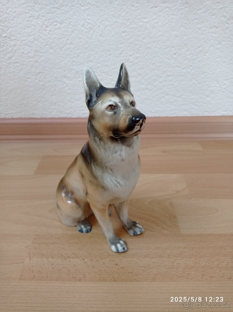 Vlčák, porcelánová soška