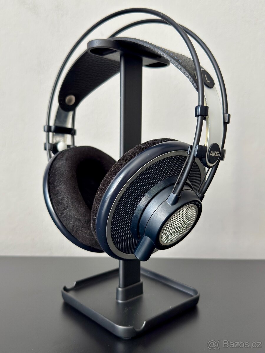 AKG K702