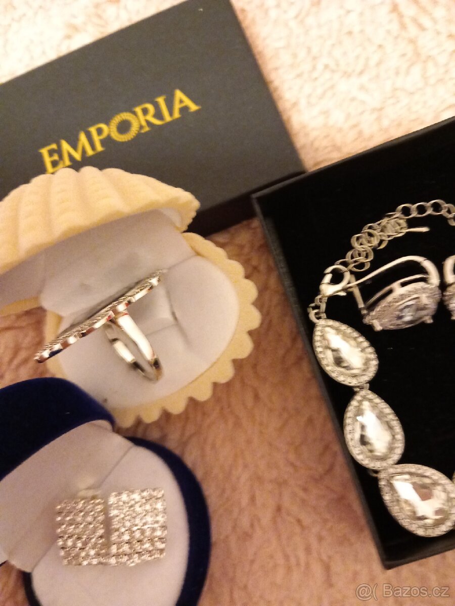 Šperky. Velký prsten ,bižuterie-štras.