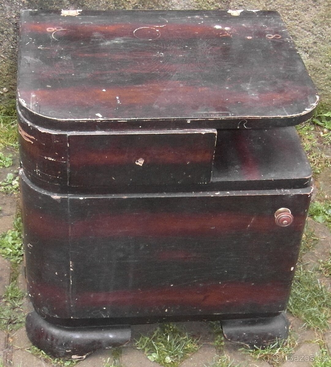 Dřevěný starožitný noční stolek