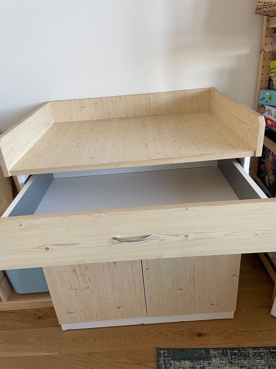 Přebalovací pult se skřínkou