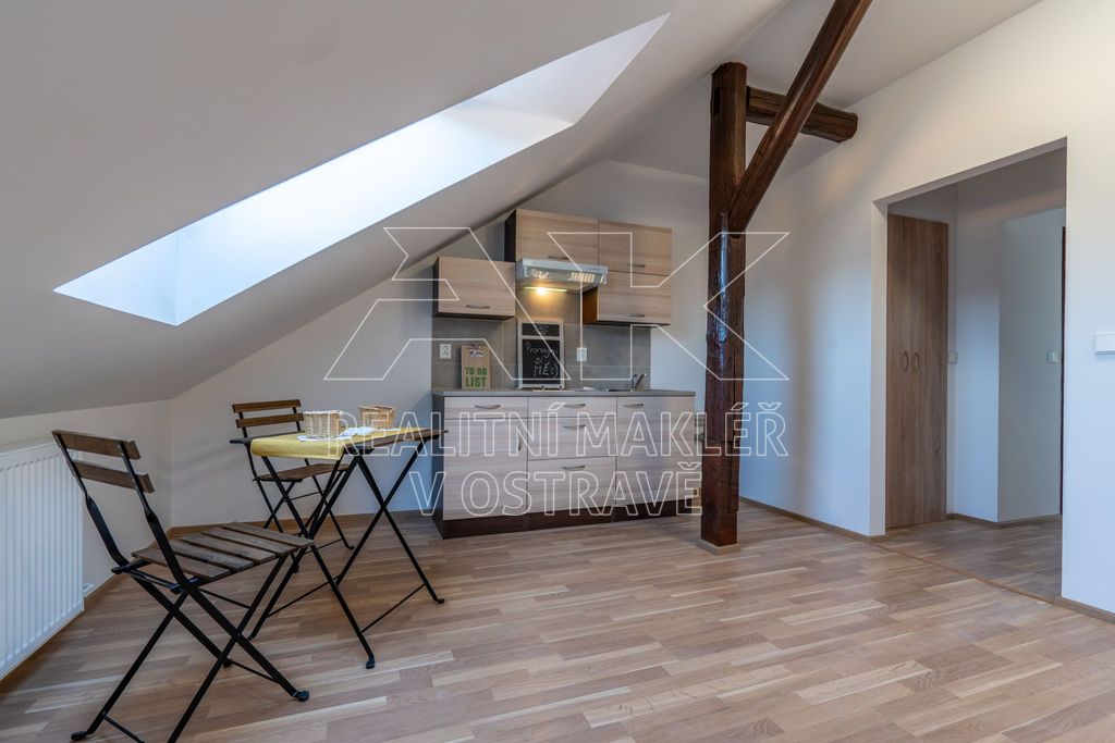 Pronájem podkrovního bytu 2+KK vonícího novotou, ul. Jílová.