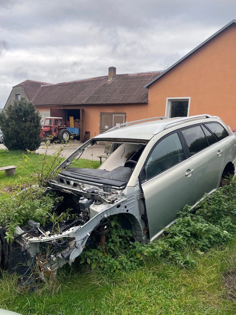 Náhradní díly Toyota Avensis t25 2,2d4d