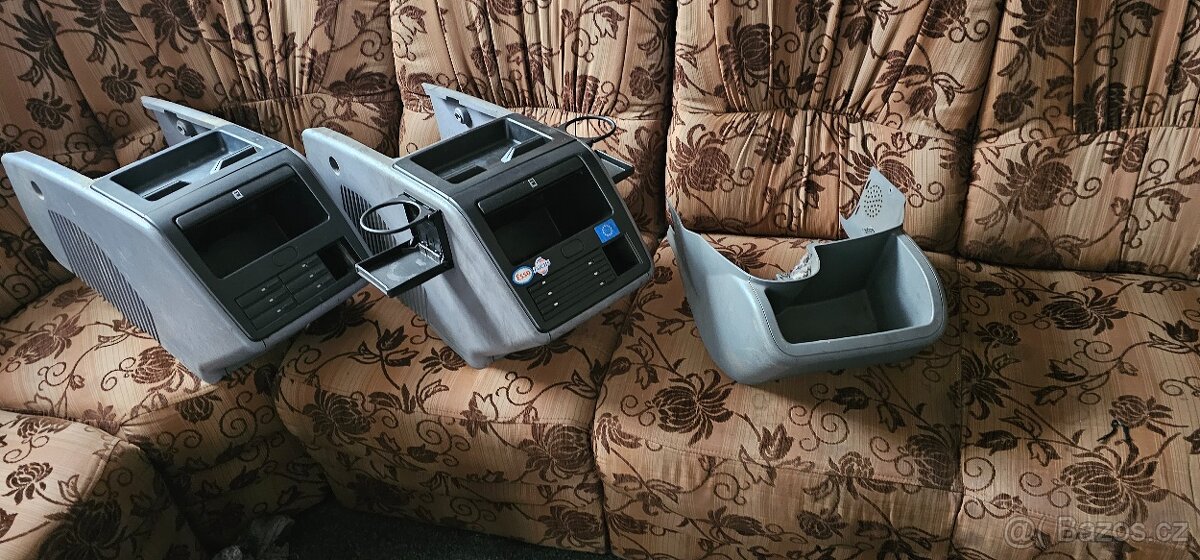 Mercedes-Benz Vito W 639, 638: středový spodní kastlík