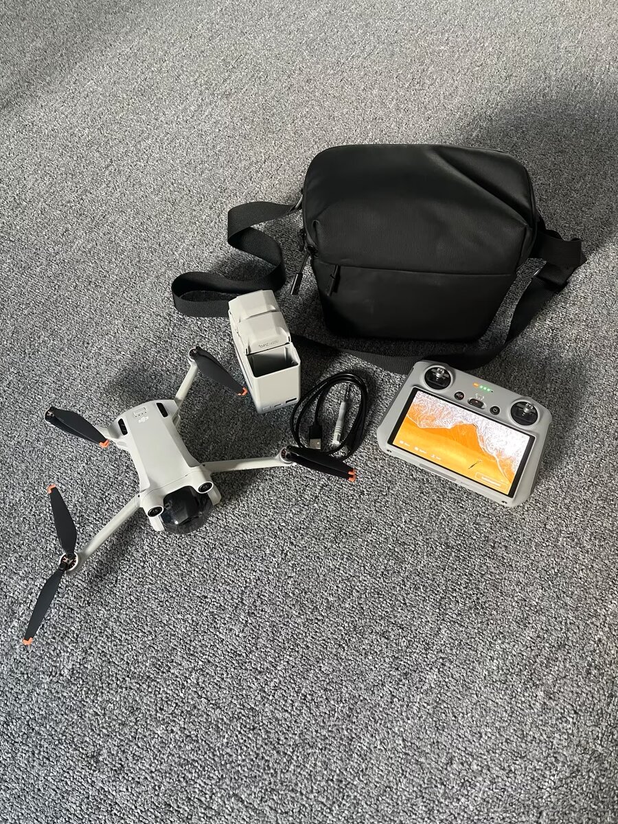 Dron DJI Mini 3 Pro se smart ovladačem a příslušenstvím
