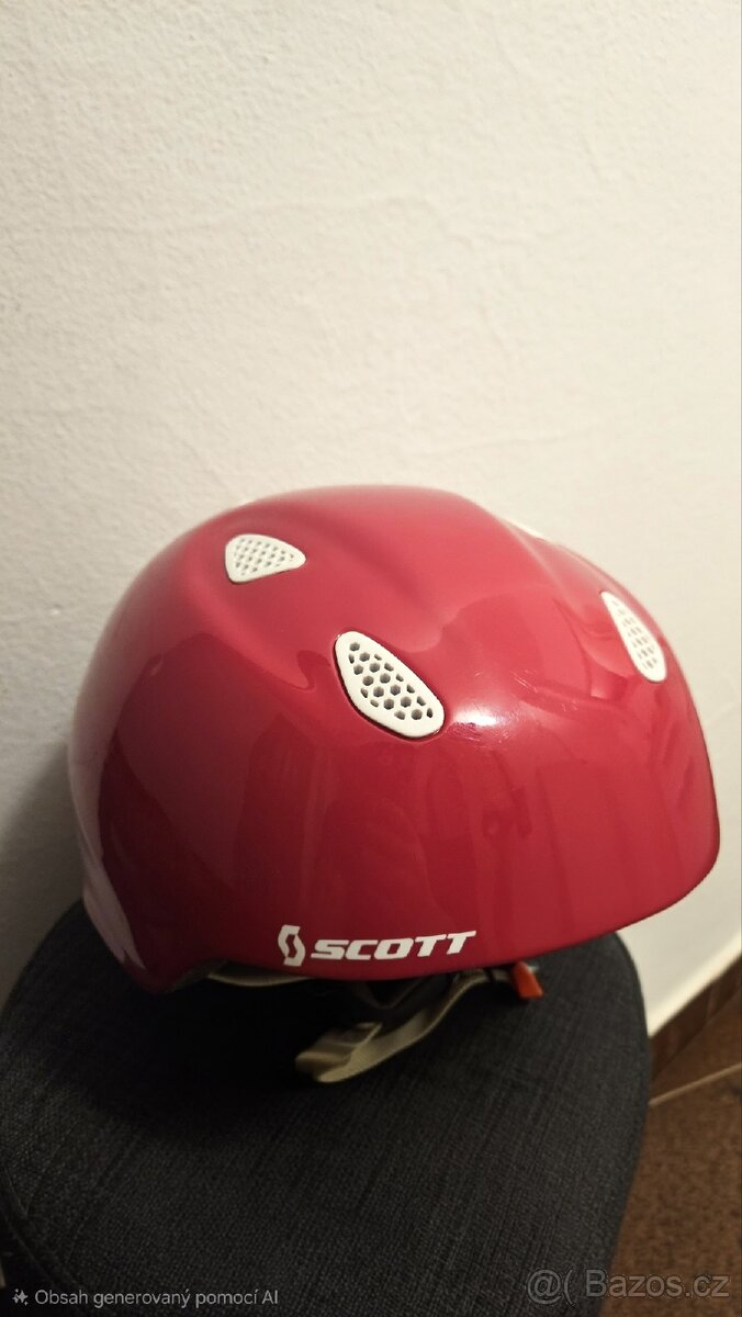 Lyžařská helma značky Scott
