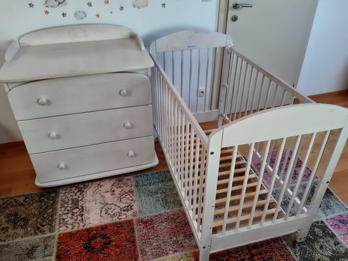 Dřevěná postýlka/s matrací/ + komoda