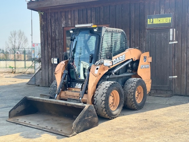 Smykový kolový nakladač Case SV185