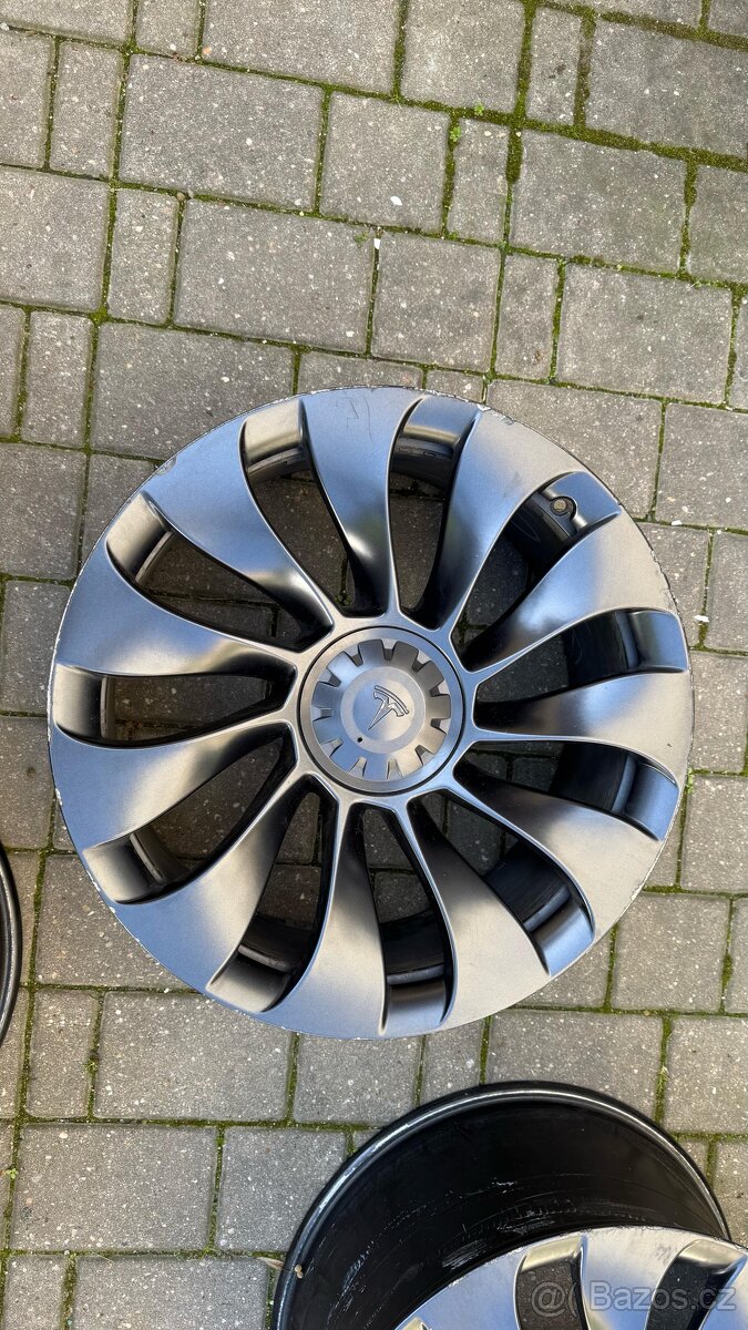 Tesla model Y original kola 21” + sada gum