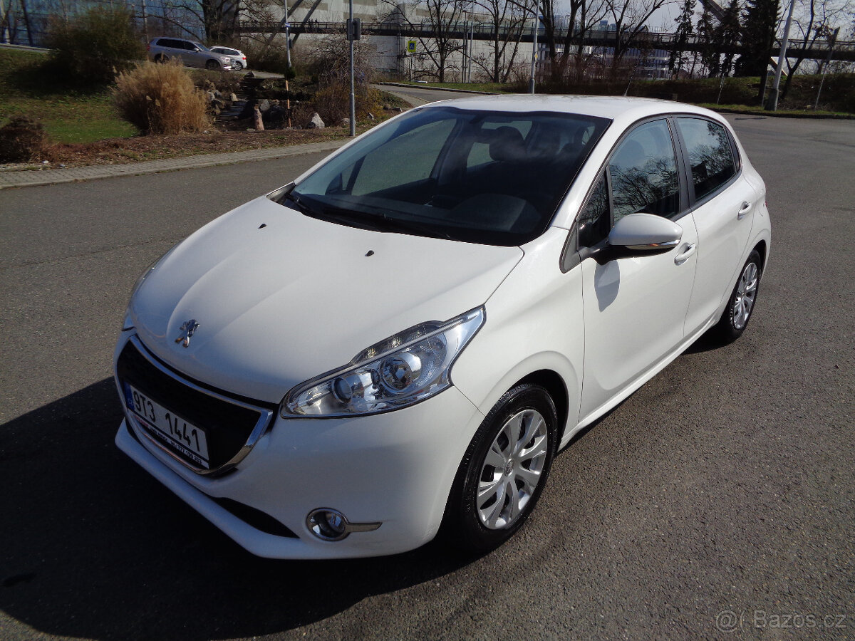 PEUGEOT 208 1.2i KOUPENO ČR,1.MAJITEL,NEHAVAROVÁNO